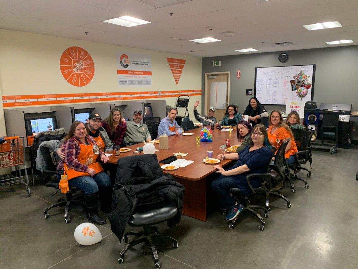 The Employee Committee celebrated a birthday today. Best Wishes to Anna at the Service Desk #thisiswhyiworksafe