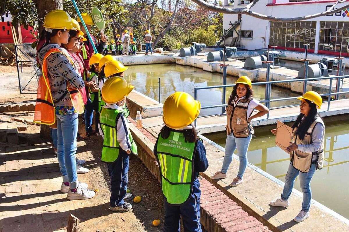 AciertaOaxaca's tweet photo. Niñas y niños de preescolar realizan un recorrido en la planta Fortín 1 de @SAPAO_GobOax, con con el objetivo de inculcar a temprana edad la importancia de la #CulturadelAgua y conozcan el proceso que se realiza para suministrar el vital líquido

#Oaxaca @LauraVignonC https://t.co/Q2kvv8Qnqv