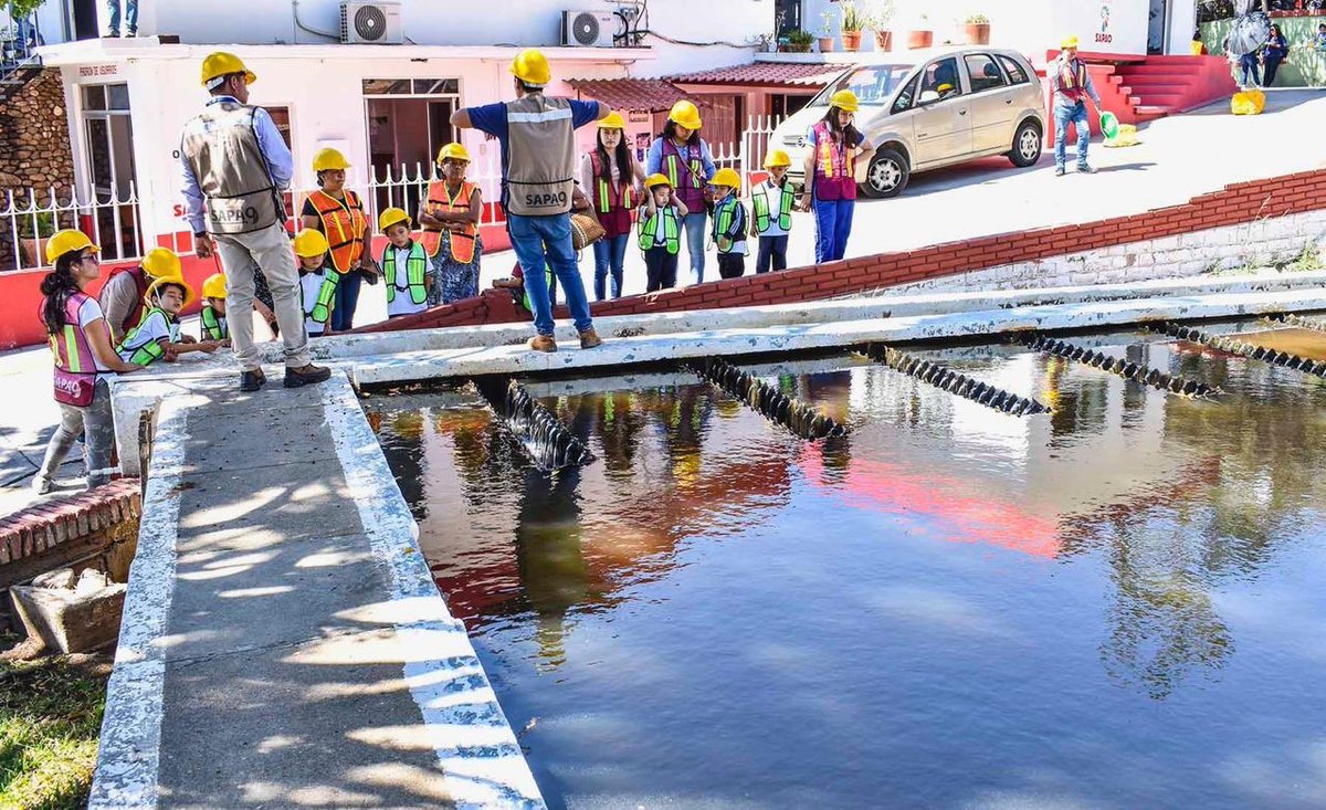 AciertaOaxaca's tweet photo. Niñas y niños de preescolar realizan un recorrido en la planta Fortín 1 de @SAPAO_GobOax, con con el objetivo de inculcar a temprana edad la importancia de la #CulturadelAgua y conozcan el proceso que se realiza para suministrar el vital líquido

#Oaxaca @LauraVignonC https://t.co/Q2kvv8Qnqv