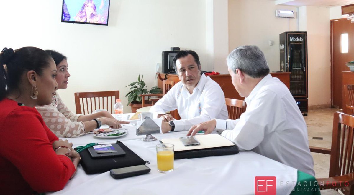 Sigueaenfoque's tweet photo. Los gobernadores de #Oaxaca, @alejandromurat y de #Veracruz, @CuitlahuacGJ, llevan a cabo una mesa de trabajo en Tuxtepec, a fin de coordinar estrategias para frenar la violencia en la zona. Acude también @AlfonsoDurazo, titular de la @SSPCMexico https://t.co/Dmuof96sr0