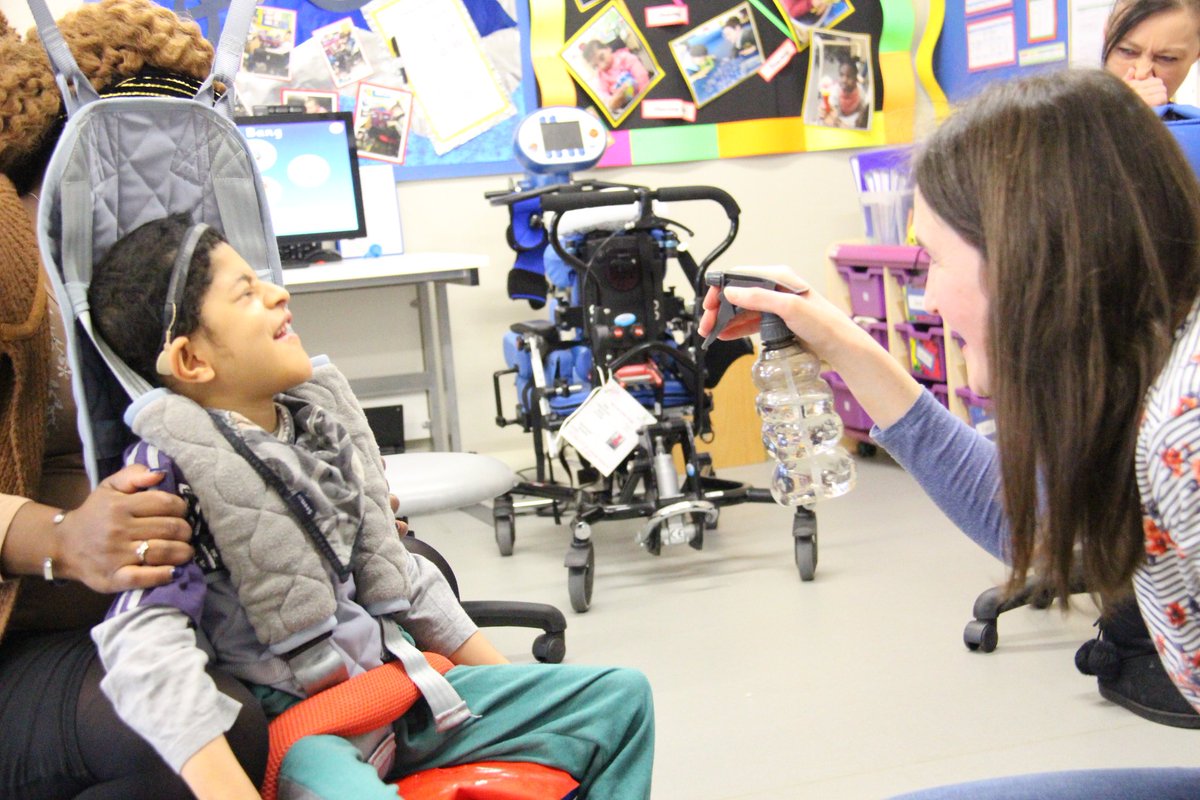 WillowDeneSch's tweet image. Developing consistency in our responses as we interact with the props in our story &apos;Blown Away&apos; by @RobBiddulph #LanguageandLiteracy