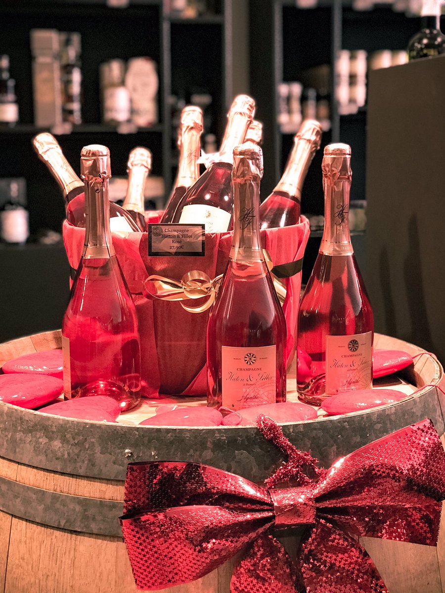 Cellierprinces's tweet photo. Vous ne savez pas quoi offrir à votre Valentin(e)? 💝 de nombreux coffrets cadeaux, vins et champagnes sont disponibles à notre boutique! 
Venez déguster gratuitement nos cuvées qui accompagneront avec finesse ces moments importants à deux 🥂 https://t.co/WdvpHyraTg https://t.co/hwRnuQphi4