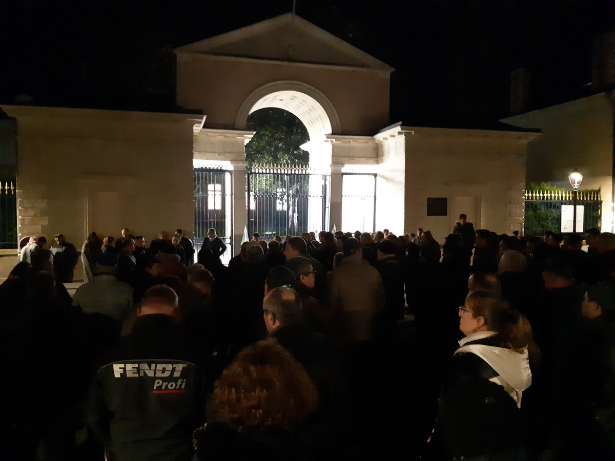 icimayenne's tweet photo. Entre 150 et 200 #agriculteurs #mayennais réunis à #Laval. Une délégation reçue par le @Prefet53 
@fdsea53 @JEUNESAGRI53 https://t.co/CeYxGE1BY3