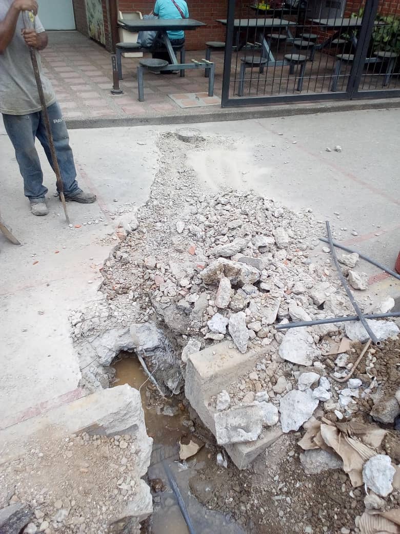 Seguimos en pie de lucha. Reparación de tubería de 1/2"(Pulgada). Se remplazó 4.10 mts de tubería Galvanizada a PVC, ya que la misma estaba muy deteriorada. Ubicado en la Av. Bolívar de Charallave, municipio Cristóbal Rojas. Estado Bolivariano de Miranda.