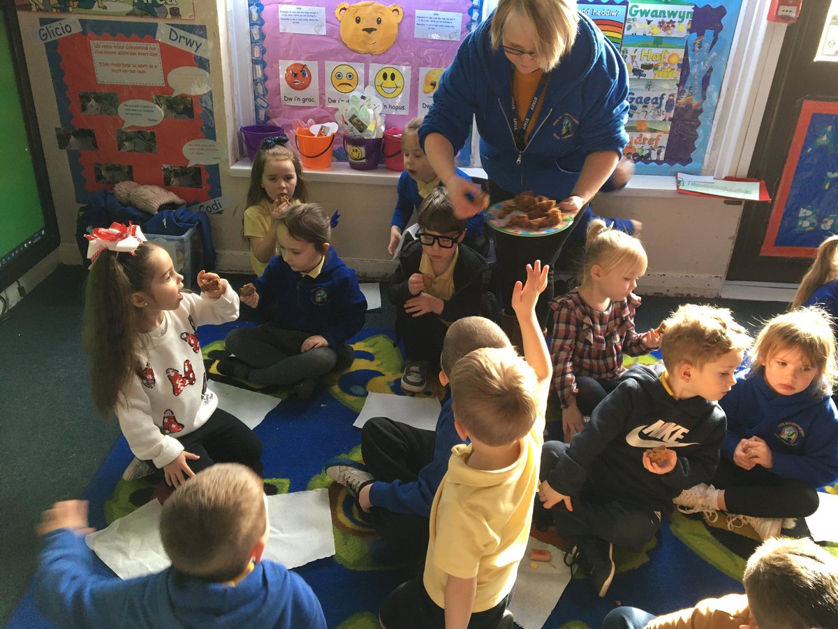 portmeadp's tweet photo. Reception throughly enjoyed tasting our Welsh food!! Blasus Iawn!!        Mr Thomas also enjoyed our yummy treats!! We made a pictogram to show our results! #pmdprec #pmdpcym https://t.co/j4rvlODhv5