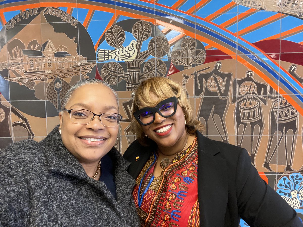 This is how I started my morning! Thank you to Principal Intern Robinson for such a warm welcome and great conversation. Wonderful things happening at GMS! ⁦@GMSIntern⁩  ⁦<a href="/Gaithersburg_MS/">Ann Dolan</a>⁩ ⁦<a href="/OHRDDempsey/">Lance Dempsey</a>⁩ ⁦@MCPSAssistCOS⁩