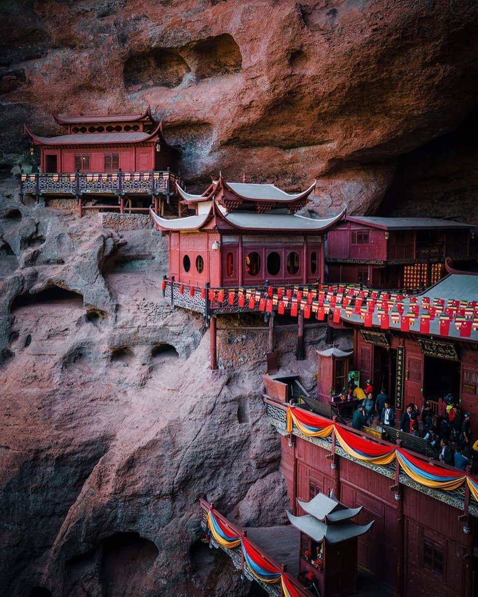 Висячий монастырь сюанькун-сы китай внутри. Храм парящего. Висячий монастырь сюанькун-сы. Храм парящего. Монастырь сюанькун-сы, китай.
