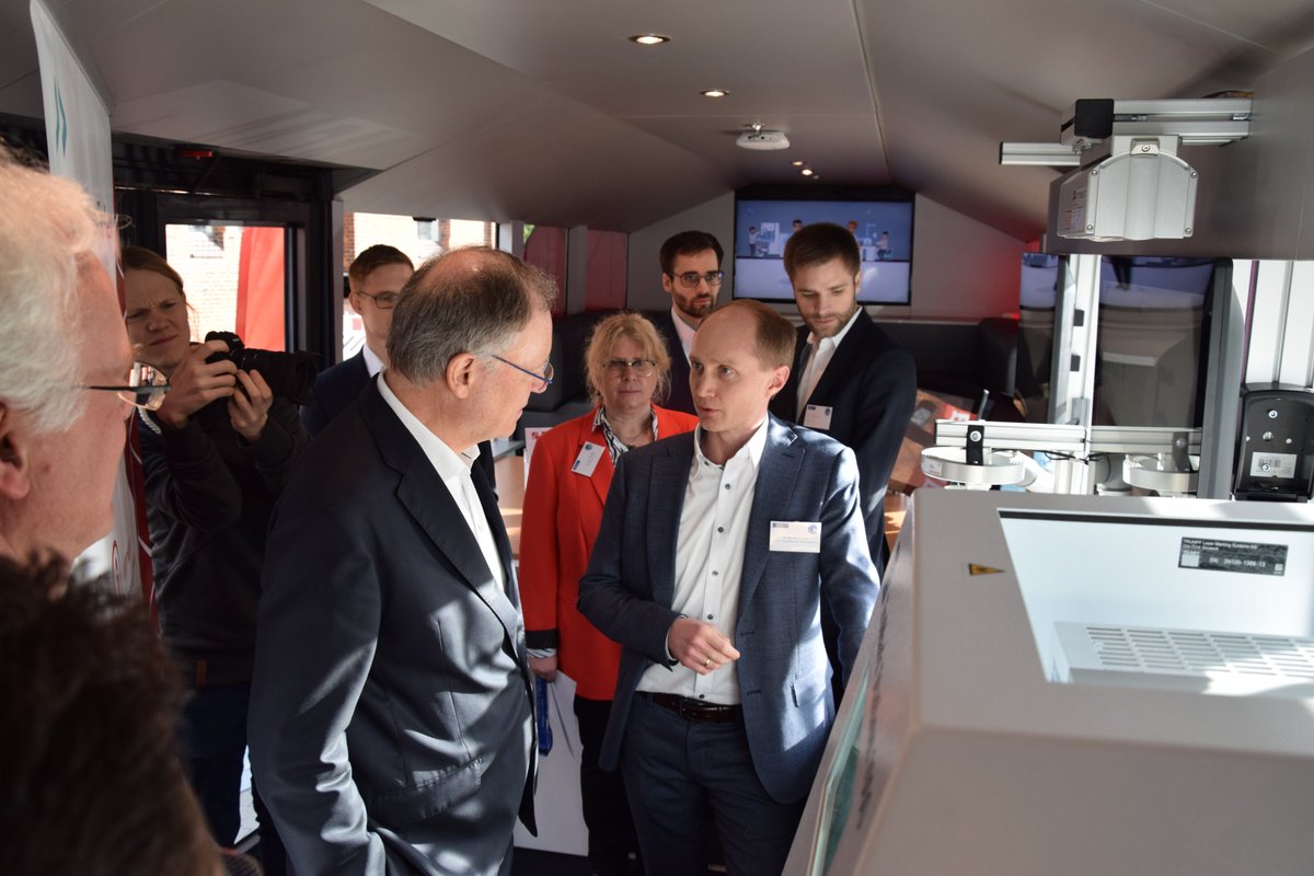 Ministerpräsident Stephan Weil @MpStephanWeil besucht den @mitunsdigital Bus in #l3s_luh auf seiner Winterreise, und erfährt von Dr. Michael Rehe über den Einsatz von #KI für Qualitätskotrolle bei der Demofabrik. Mit <a href="/CNiederee/">Claudia Niederee</a>, <a href="/IFW/">IFW</a> und <a href="/IPH_Hannover/">IPH_Hannover</a>. <a href="/sergejzr/">SergejZr</a>