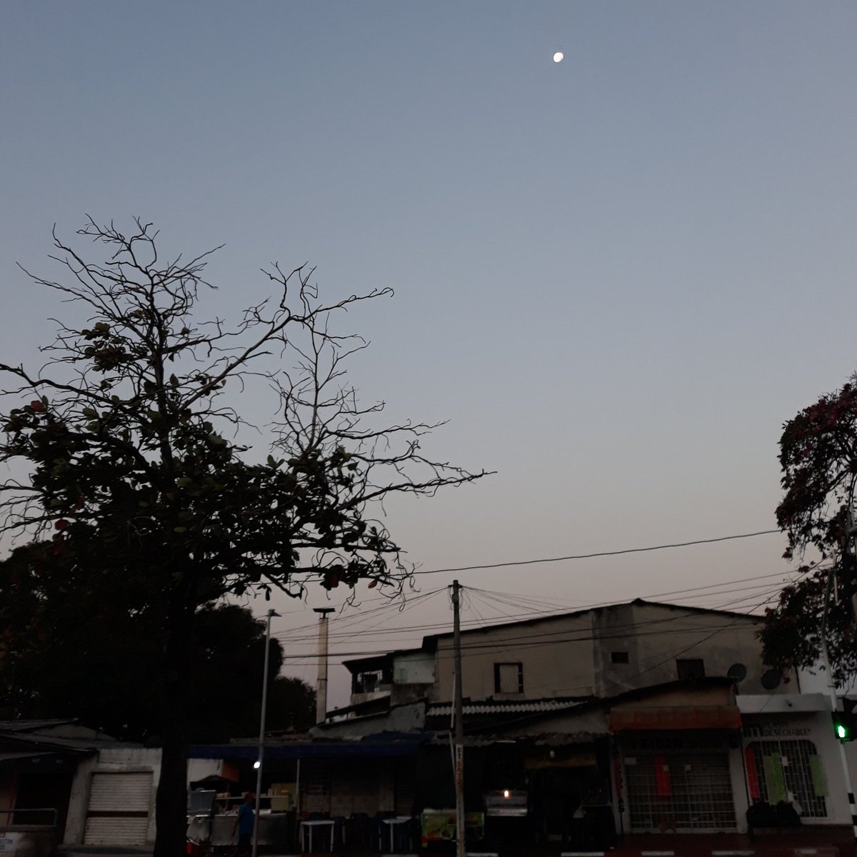 LousinhoC's tweet photo. ☀️🌝🏚🌃🌗🌙🏘🏡🌳🦅🌴🌚 amanecer de luna : sunshine con la luna #12deFebrero #NoAlAborto #Miercoles #Juventud #tendencia #amanecer #6am #luna #alba #cielo #sunshine #night #day #dia #Elecciones2020 #transcurso https://t.co/M4Ups4SzXc