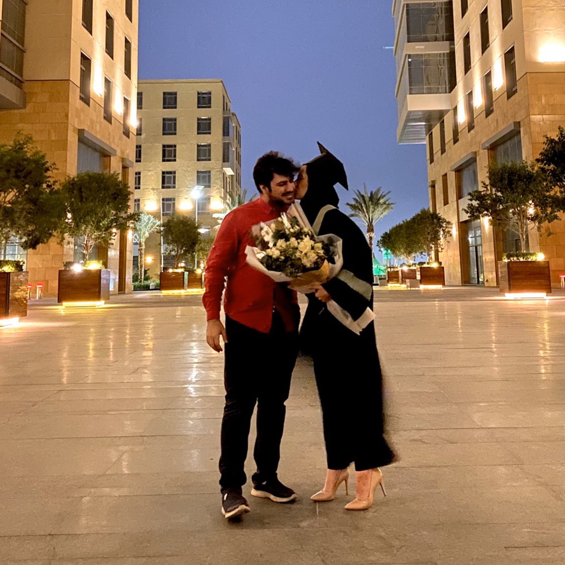 في يوم من الأيام شخص اسمه يوسُف قلي حيكون جزء من حفلة تخرجي وما كنت مستوعبة وقتها كيف! وفعلاً صار جزء كبير من قلبي وحياتي ومستقبلي ونجاحي 🎓💍🧡

وكيف لي أن لا أحبّ هذا اليوسُفي؟

الزوج المحبّ والداعم نعمة فيارب لك الحمد على كل النعم 🙌🏻🧡