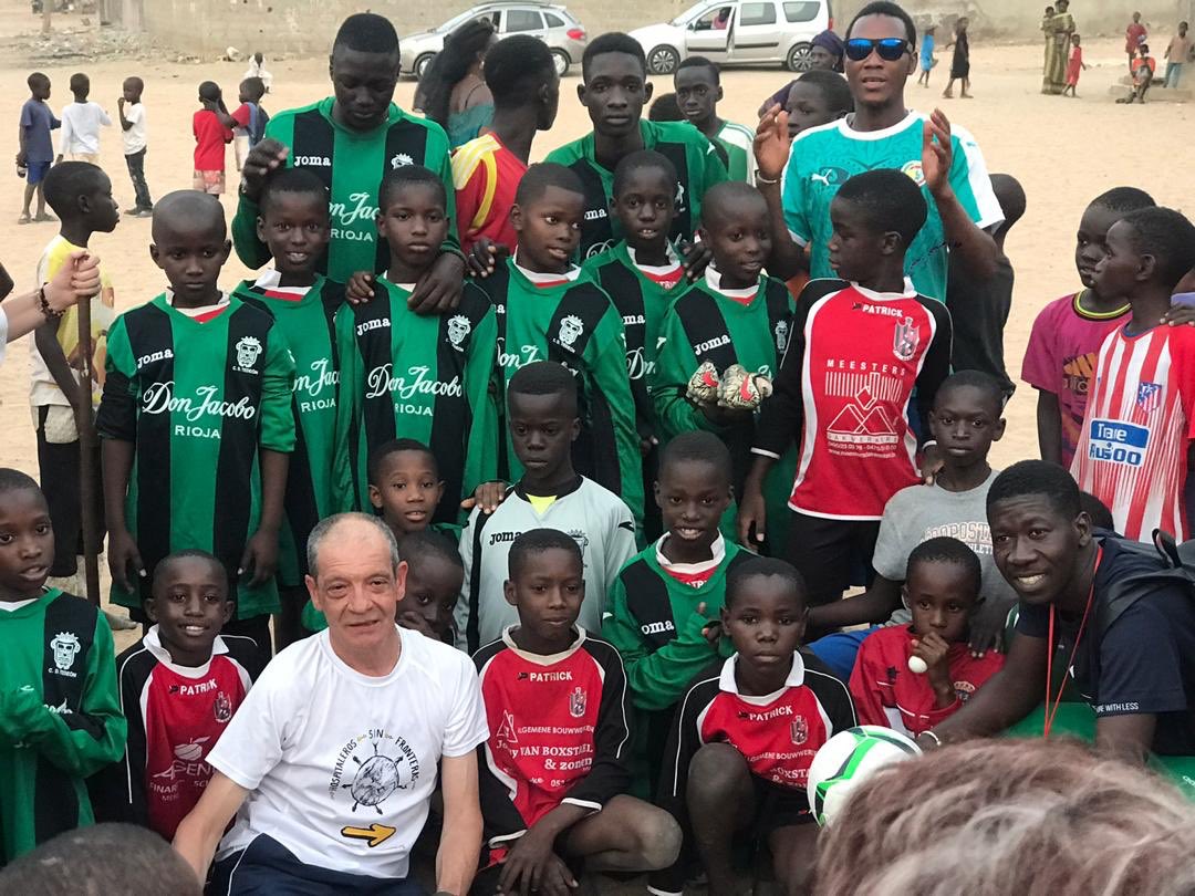 CDTEDEON's tweet photo. Nos llegan estas bellísimas imágenes desde Senegal de nuestros amigos Hospitaleros sin fronteras, en la que nuestros vecinos Celes y Alicia les han hecho llegar nuestras equipaciones #SomosTedeon https://t.co/6LR5wApcxM