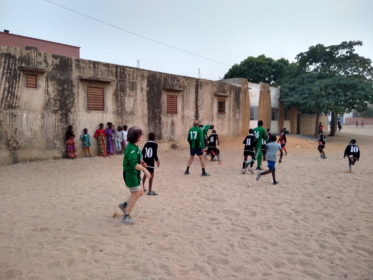 CDTEDEON's tweet photo. Nos llegan estas bellísimas imágenes desde Senegal de nuestros amigos Hospitaleros sin fronteras, en la que nuestros vecinos Celes y Alicia les han hecho llegar nuestras equipaciones #SomosTedeon https://t.co/6LR5wApcxM