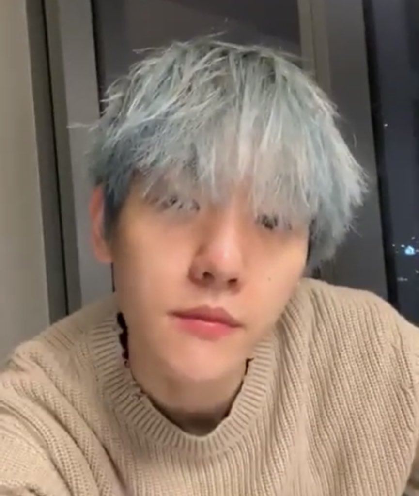 — day 43OKAY BUT WHO ALLOWED YOU TO DROP THIS SELCA AND BE LIVE LOOKING LIKE THAT WITHOUT A WARNING and wow i really missed u ive been watching clips last night on my way home because :(( i still feel like sh/it im always sad all the time but eh i’ll manage :) i love you baek!