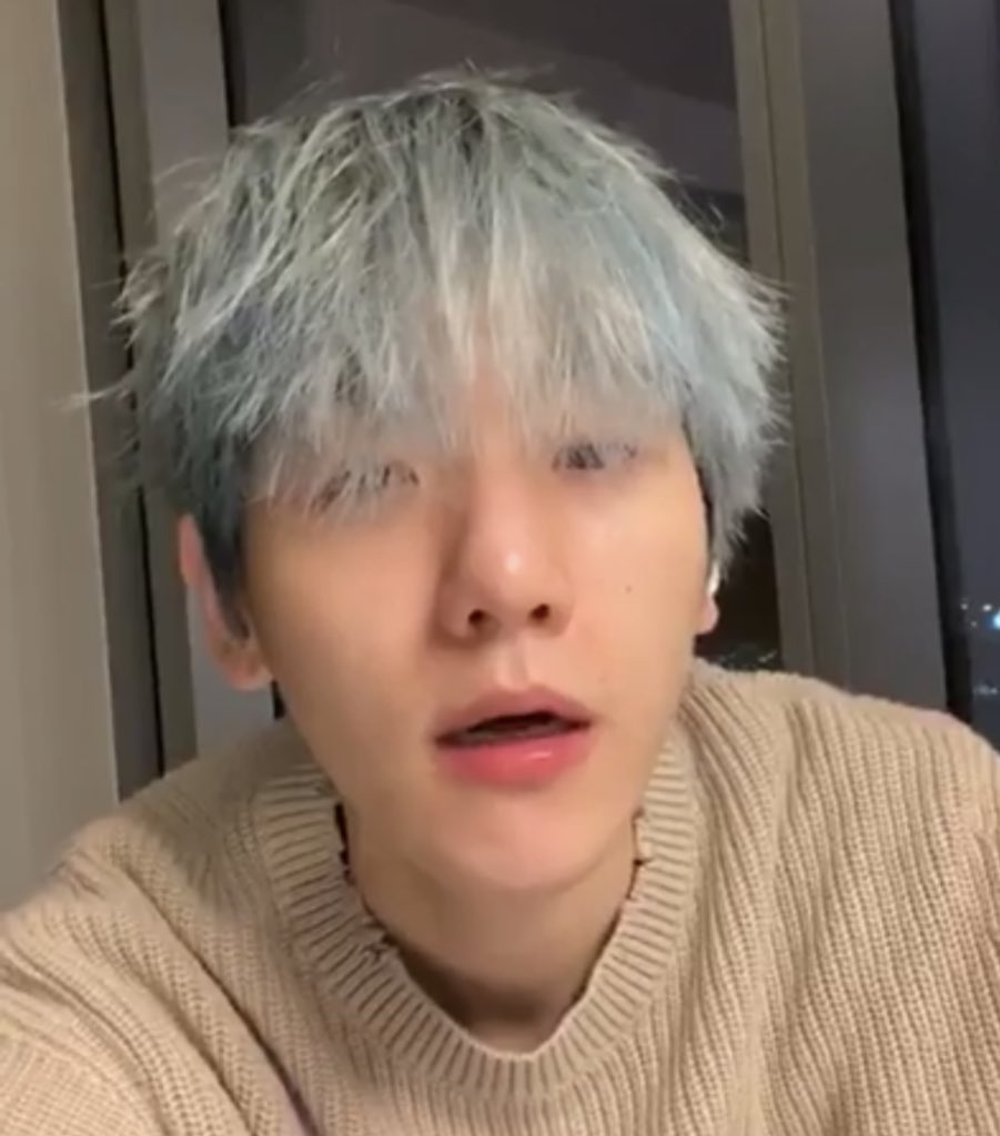 — day 43OKAY BUT WHO ALLOWED YOU TO DROP THIS SELCA AND BE LIVE LOOKING LIKE THAT WITHOUT A WARNING and wow i really missed u ive been watching clips last night on my way home because :(( i still feel like sh/it im always sad all the time but eh i’ll manage :) i love you baek!