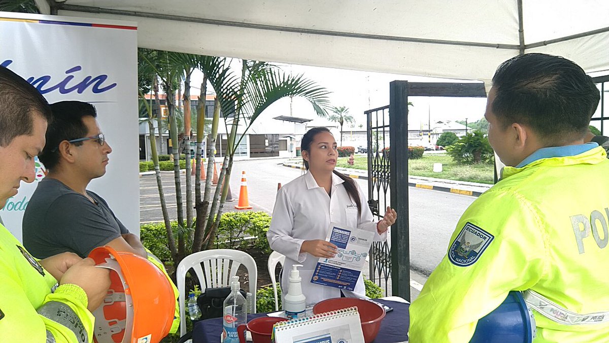 Salud_Guayas's tweet photo. #Guayaquil I Distrito 09D01, continúa las socializaciones en su Punto Informativo, ubicado en el Puerto Marítimo de Guayaquil, brindando asesoría sobre medidas de prevención contra el #Coronavirus y correcto #LavadoDeManos #PrevenciónEsSalud #MSPDeTodosYParaTodos https://t.co/klFbZ3xxWL