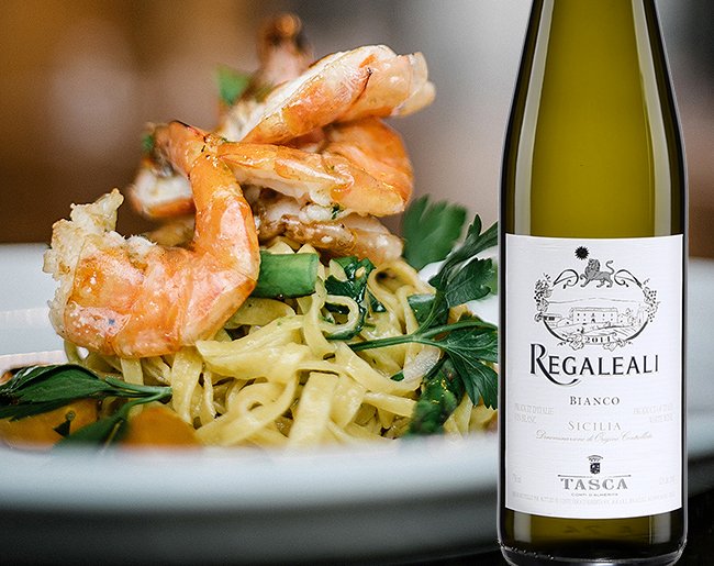 Le fin accord mets/#vin du jour: (en voulez-vous?)
Regaleali bianco, <a href="/TascaWine/">Tasca d'Almerita</a> , Sicile, 2018, Italie +
Crevettes sur tagliolini 😋 #wine #vin
👉 bit.ly/39ttDC8