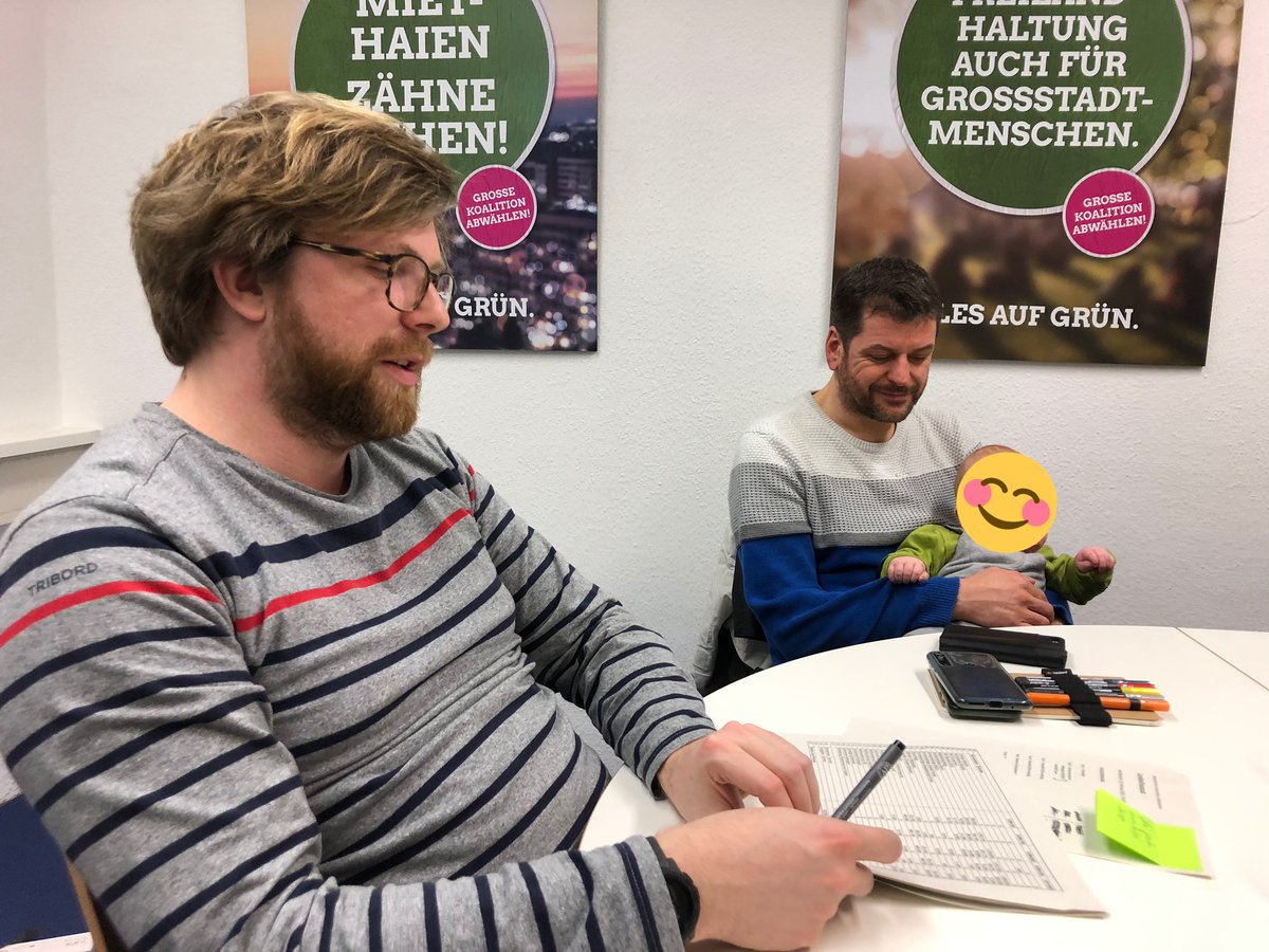 ninastahr's tweet photo. Der eine Mann macht den #Haushalt, der andere kümmert sich ums Kind - ich mach dann mal Pause. So geht #PolitikmitKind bei @gruene_berlin https://t.co/gReJd8Wz0H