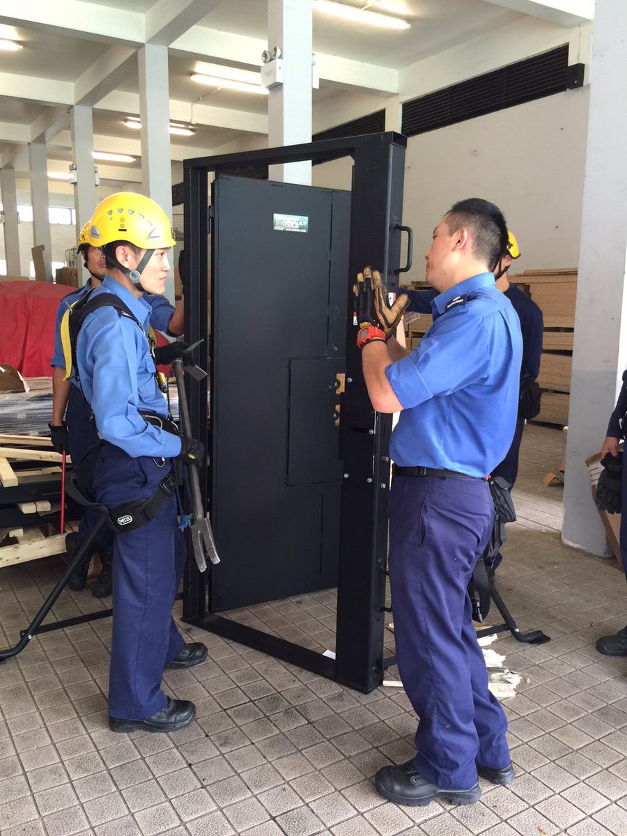 Ratools247's tweet image. Hong Kong Fire Dept teaching forced entry methods. All in One Training Door with FIRE option