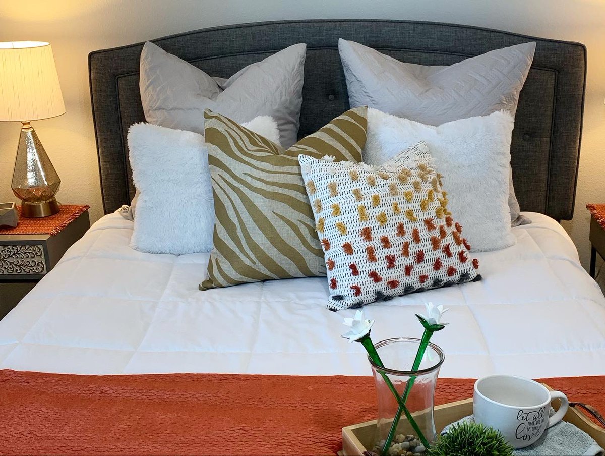 chcstaging's tweet photo. We love the vibrant colors in this before & after! 🧡 #guestroom #homestaging #Orlando #IAHSP #staging https://t.co/yE8MuVeNvZ