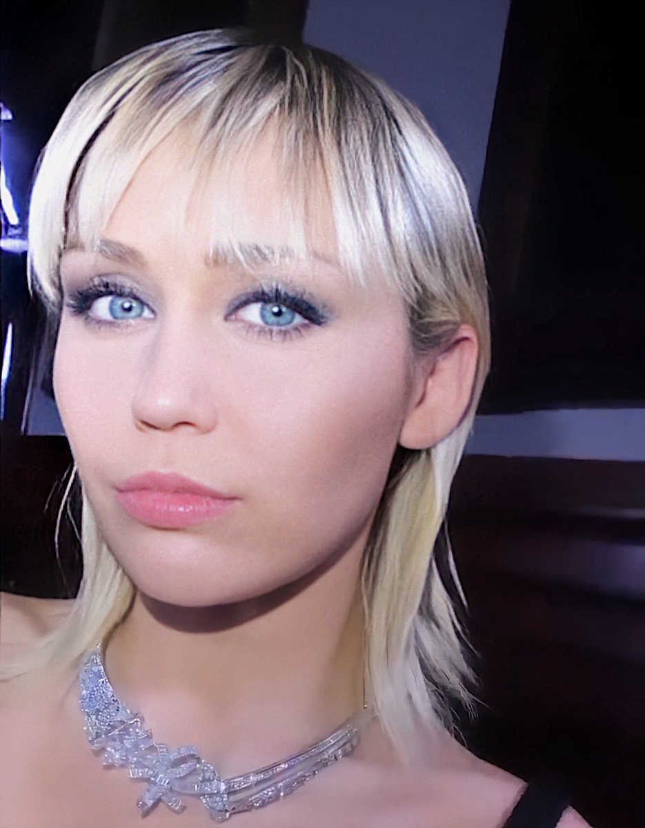 SmilerThing's tweet image. .@mileycyrus at Marc Jacobs show backstage