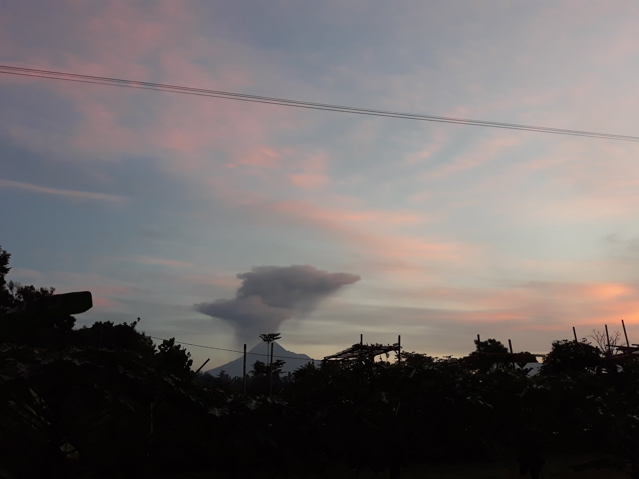 Foto yang diambil sekitar pukul 05.33 WIB dari Desa Margoagung, Seyegan, Sleman