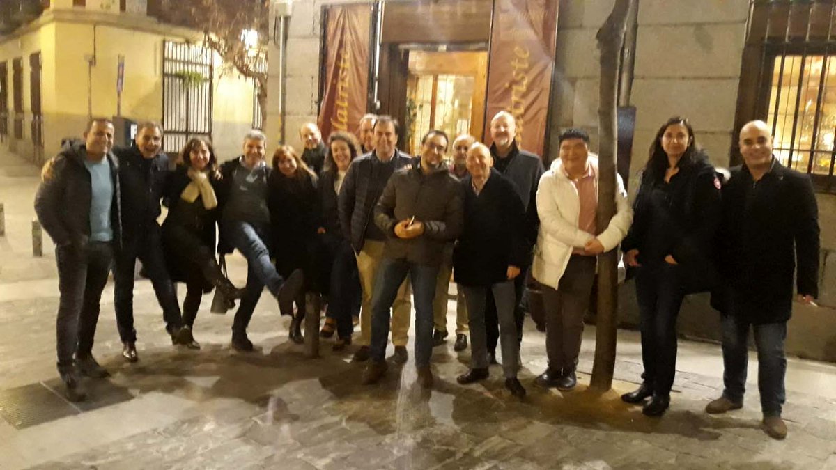 rutadetapas's tweet photo. Esta noche hemos realizado una Ruta de Tapas por el Madrid de los Austrias para un grupo de 16 personas. Partiendo desde el Mercado de San Miguel la ruta transcurrió por cinco tabernas emblemáticas de la capital.
https://t.co/eR7kQX2E5J https://t.co/sc0rGX1CUA