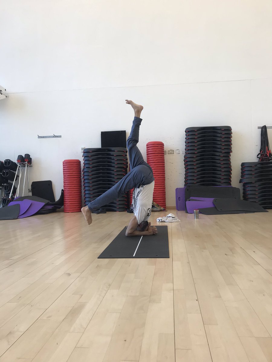 MFL_UoB's tweet photo. So amazing to see so many of our society members at our yoga session today: one of our charity week events! Everyone did so well and we pushed ourselves very hard - being challenged by the end of the session to complete a headstand! 🧘‍♀️ https://t.co/A6QlUJaiVK