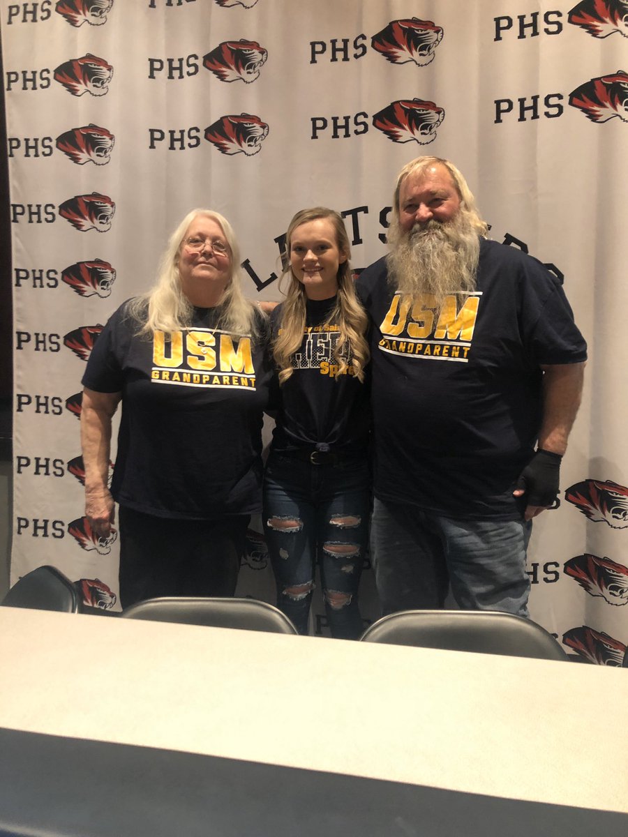 We are SO happy to welcome Anisa Porter to our Spire family!! Anisa signed her letter of intent to join our 2020-21 cheer team.