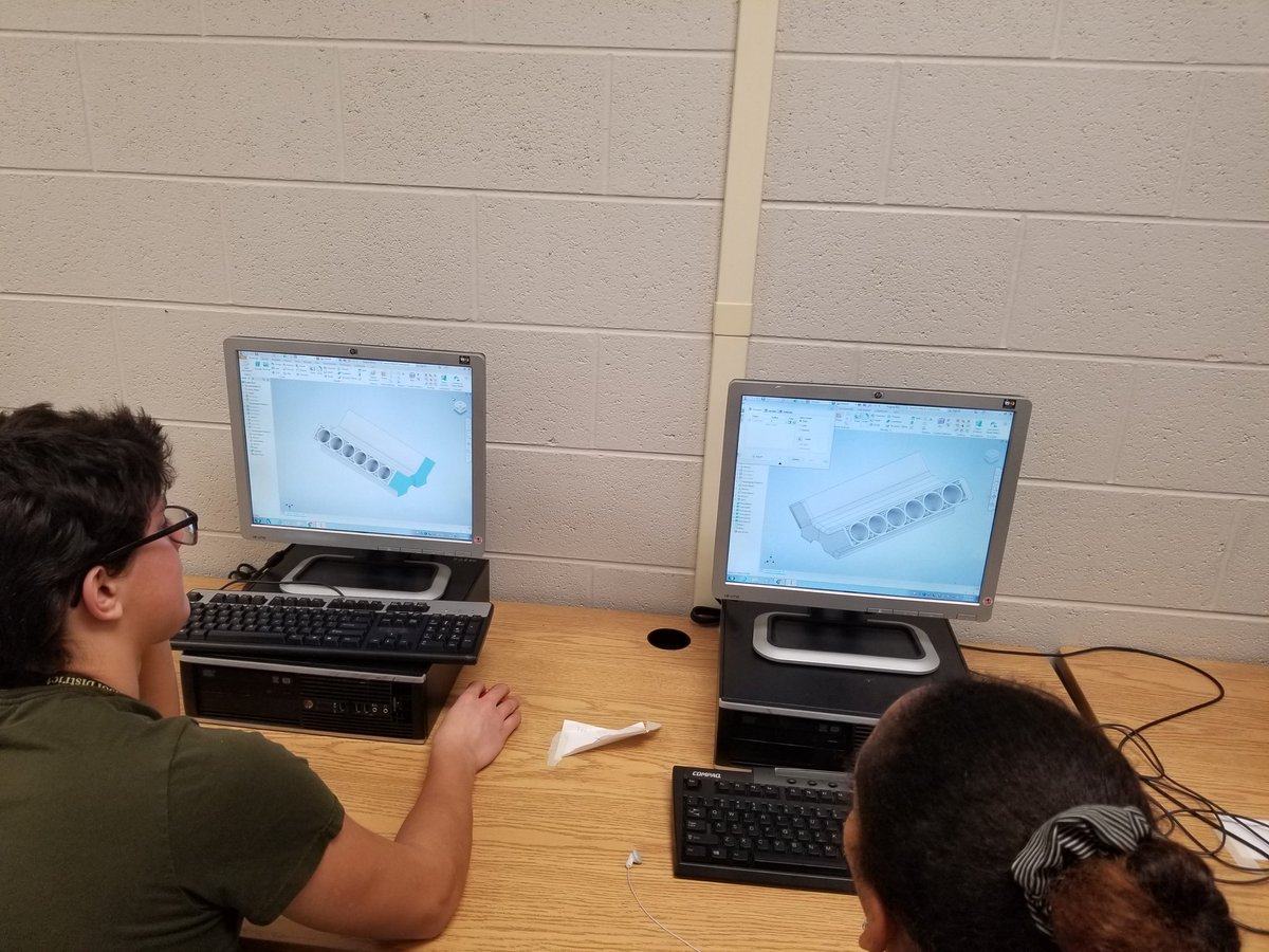Ajoux66's tweet photo. A locomotive, an origonal inrernal gear and two V12 engins.....oh yeah a lightsaber and Theseus

#BTSDTigers
#HSTEngineering
#B28 https://t.co/jF6edAJ3DK