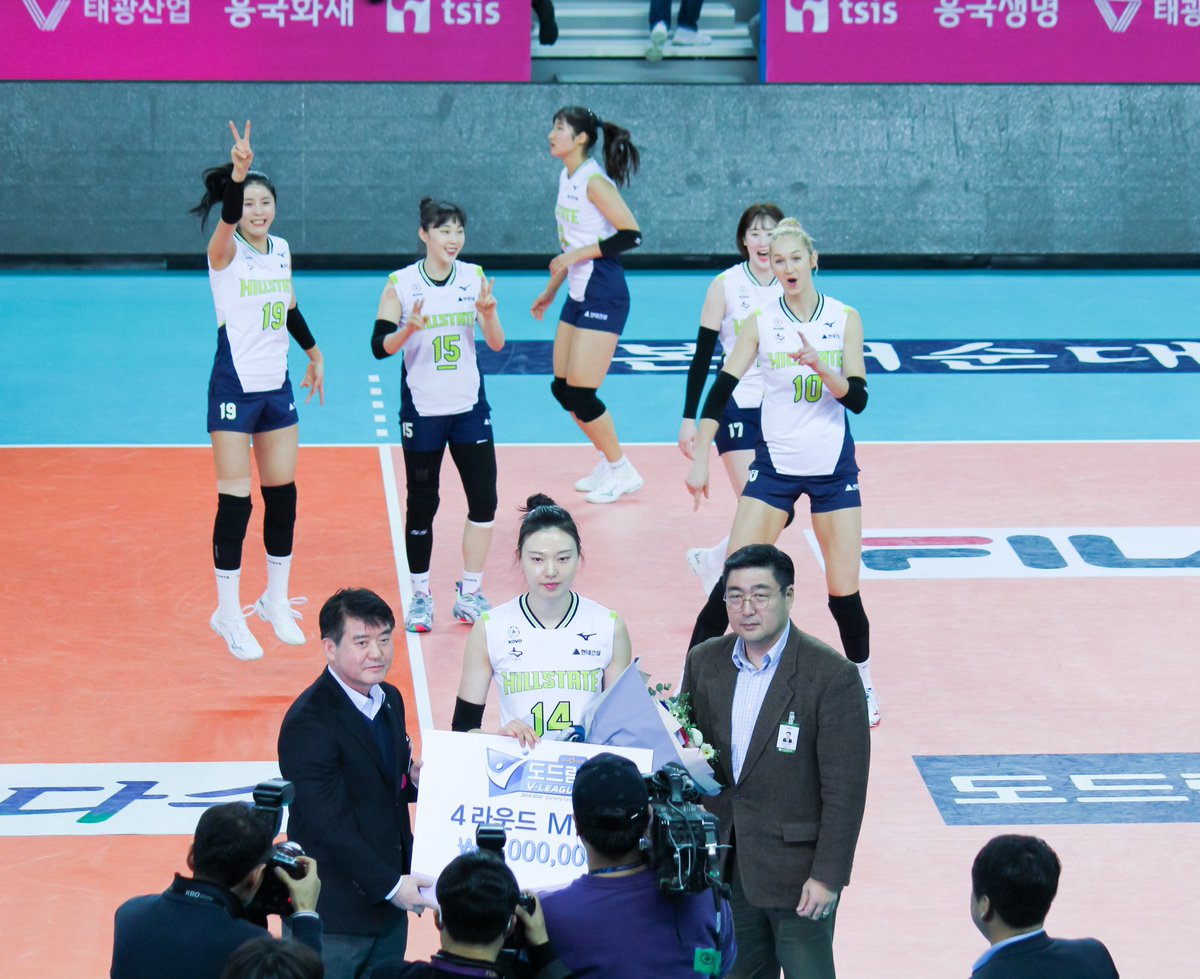 여배만 보고 국대즈 위주로 좋아합니다! (다른 운동들도 친해지는 중)
따로 싫어하는 선수 없구
직관을 가본적이 없어서...가보고싶어요...
아직 모르는게 많아서 알려주시면 감사히 배우겠습니다❤
그림 종종 그리고...음 뭘 소개해야될지 모르겠네요 친하게 지내요😘
 
#배구_트친소 <a href="/Vleague_tfbot/">배구 트친소 봇</a>