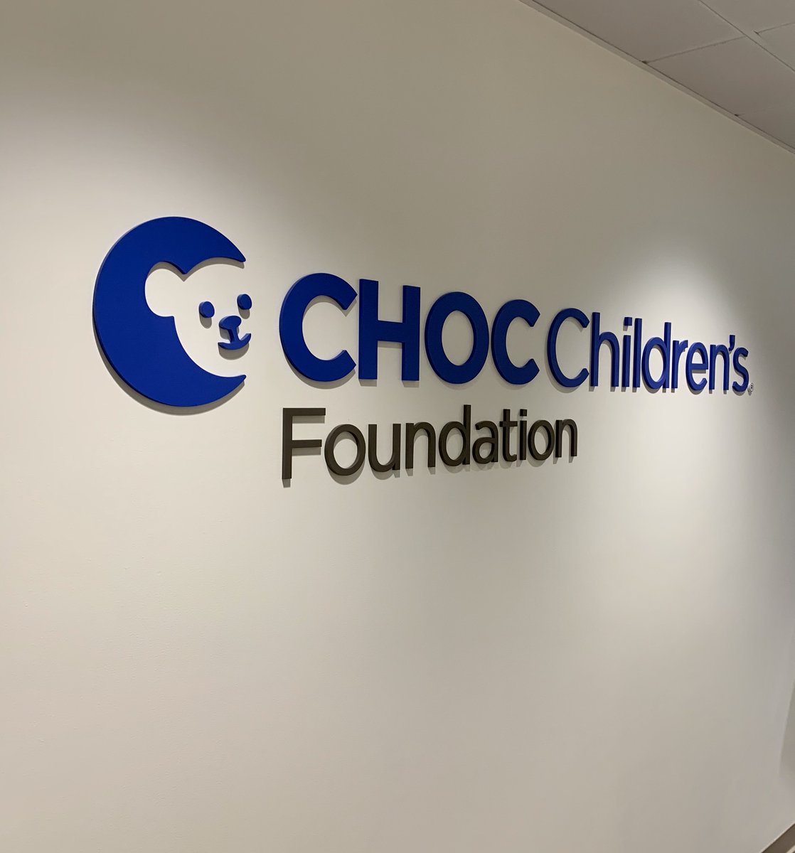 mickiesmiracles's tweet image. Happy Dad and Daughter showing off their excitement during our visit to @chocchildrens Hospital. We used to come here every 3 months for #EEGMonitoring and with Mickie’s continued progress we’re able to come once a year! Thank you @chocfoundation, Dr. Zupanc and the whole team!