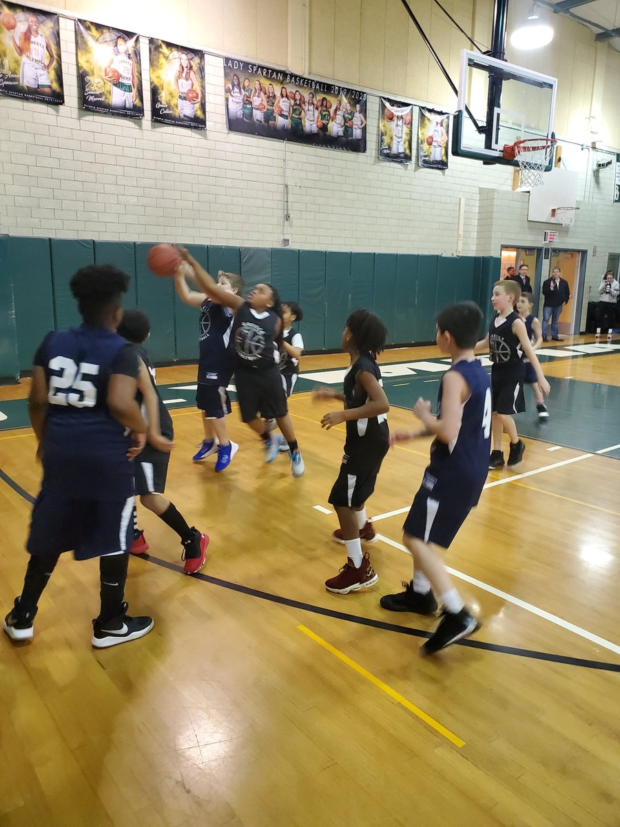 3rd and 4th Grade Greece Basketball Association had a super time at the Greece Olympia ladies basketball game! @GirlsOlympia <a href="/GreeceCentral/">Greece Central</a>