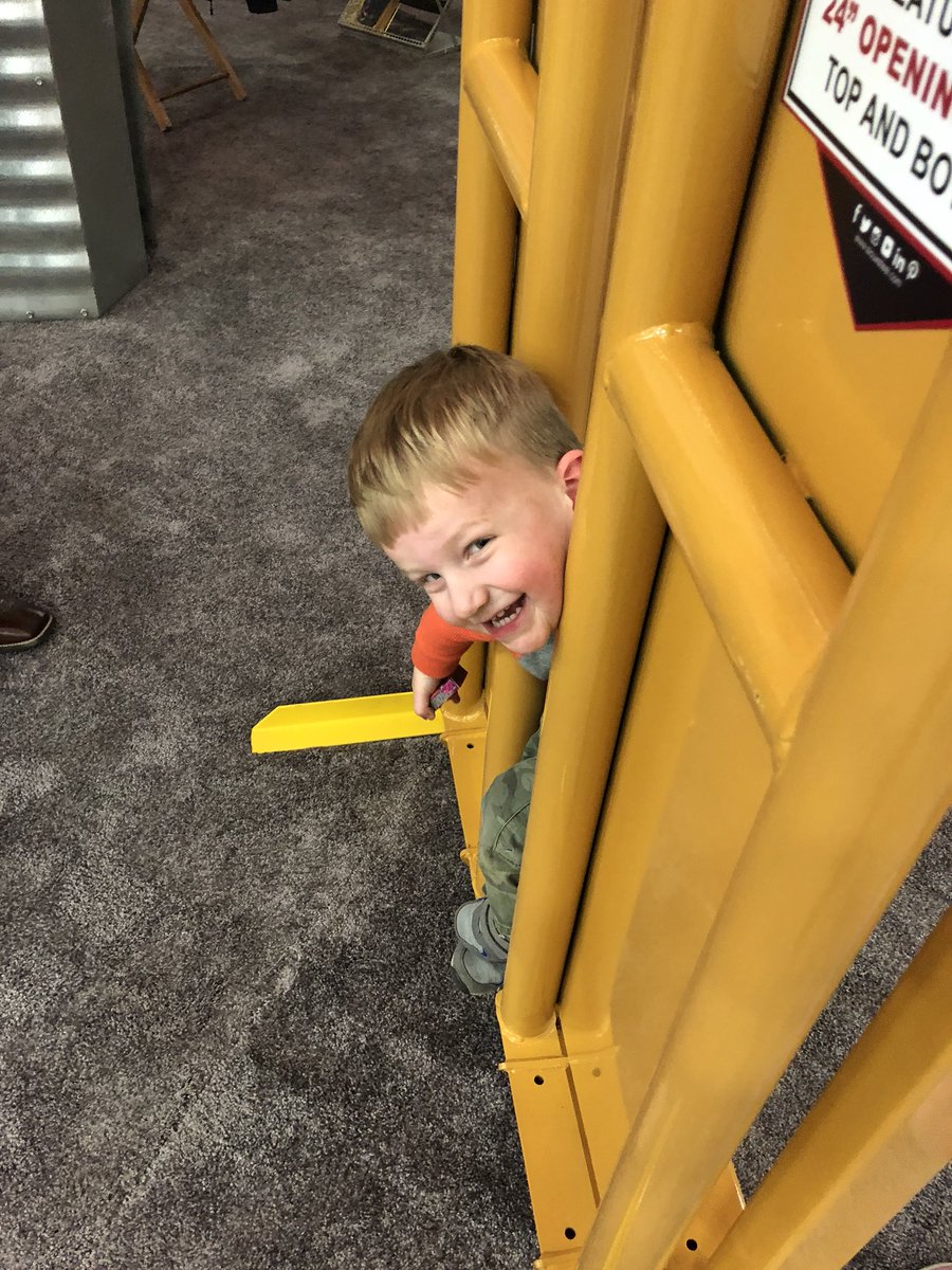 CattleTennessee's tweet photo. Even the young ones approve of our Sioux Steel Manual Head Gates!!  National Farm Machinery Show 2020
@siouxsteel https://t.co/DsMmhXX4bU