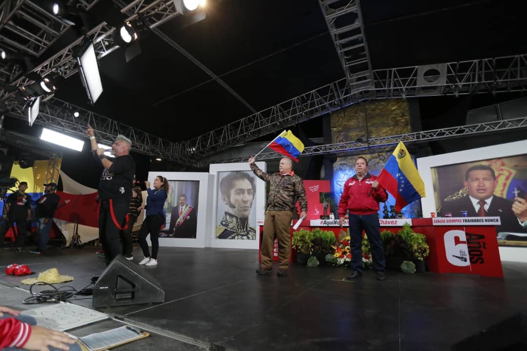 SumireFerrara's tweet photo. ¡En la unión revolucionaria esta la FUERZA! Este pueblo saldrá VICTORIOSO junto al Conductor de Victorias @NicolasMaduro una y otra vez, siguiendo siempre las lineas del gigante CHÁVEZ. 💛💙❤ 
@dcabellor
@RMarcoTorres
#JuventudRebeldeYChavista https://t.co/BX2MojUJLf