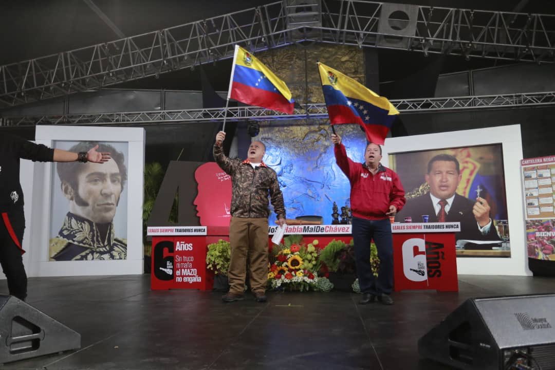 SumireFerrara's tweet photo. ¡En la unión revolucionaria esta la FUERZA! Este pueblo saldrá VICTORIOSO junto al Conductor de Victorias @NicolasMaduro una y otra vez, siguiendo siempre las lineas del gigante CHÁVEZ. 💛💙❤ 
@dcabellor
@RMarcoTorres
#JuventudRebeldeYChavista https://t.co/BX2MojUJLf