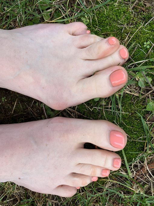 Love the cool feeling of walking on grass after a long day at work 🌿 https://t.co/aeW5Akdfp7<a href="/tag/newprofilepic"class="tags"><span>#newprofilepic</span></a>