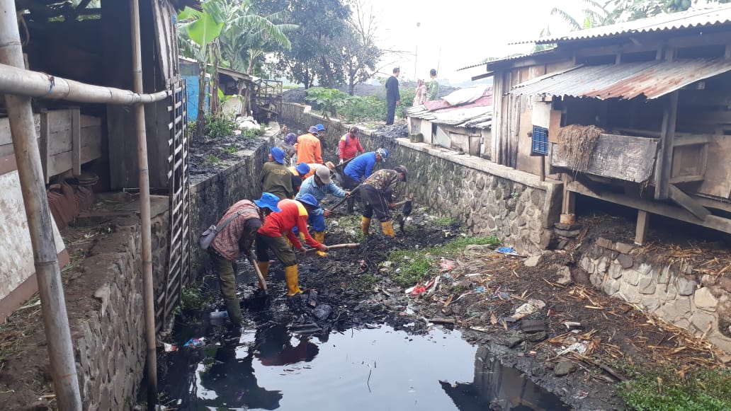 cisarantenkidu1's tweet photo. Kolaborasi Tim Gober Kelurahan Cisaranten Kidul bersama URC Dinas Pekerjaan Umum dalam membersihkan sungai cinambo yang berlokasi di wilayah RW 03, kegiatan tersebut di pantau langsung oleh Bapak Lurah Erwin Fansori dan Kasi Ekbang Ibu Fitri @KecGedebage @pembdg https://t.co/cQiasCBa4U