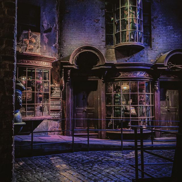 Another corner of Diagon Alley, Madam Malkin’s Robes for All Occasions and The Magical Menagerie #HarryPotter #DiagonAlley #MadamMalkins #MagicalMenagerie #WizardingShops #FilmSet #WBStudioTour ift.tt/2HfqolE