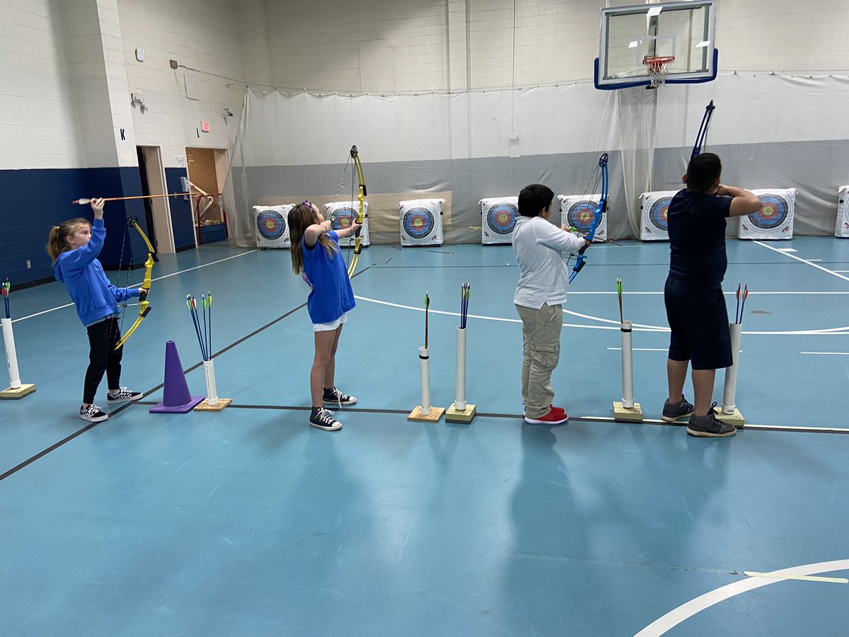 MsDuttonTeaches's tweet photo. Students practicing their archery skills at PE! #cupidintraining #coachhymelisontarget https://t.co/vepKGXbBKt