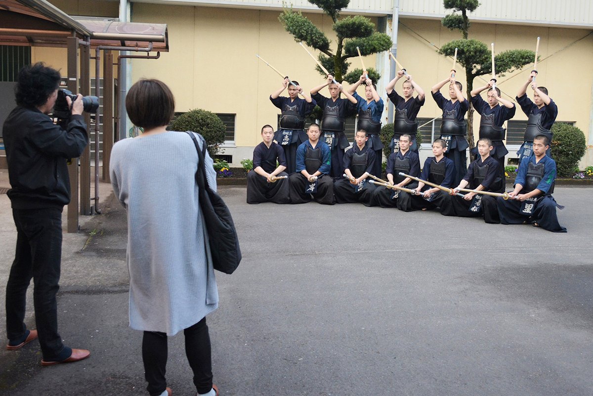 oubigakuen_1965's tweet photo. 県内高校の部活動を紹介する「みやざき部活動応援フォトマガジン・NETCHU(ネッチュー)」の取材がありました。紹介されるのは剣道部と野球部です。
NETCHU編集部によると、発売は3月末の予定だそうです。
https://t.co/RU1ysZ6uqa
#都城東 #都城東高校 #都城市 #三股町 #NETCHU-!! https://t.co/gT3YUCNgDX