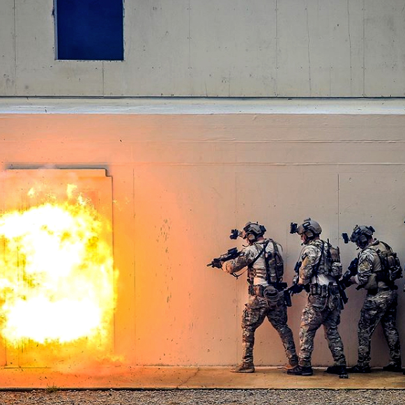 USArmy's tweet photo. Knock Knock🚪🔥

#USArmy #photo by @3rdSFGroup

#WhatsYourWarrior #Ready2Fight https://t.co/S9pjHBRLH2