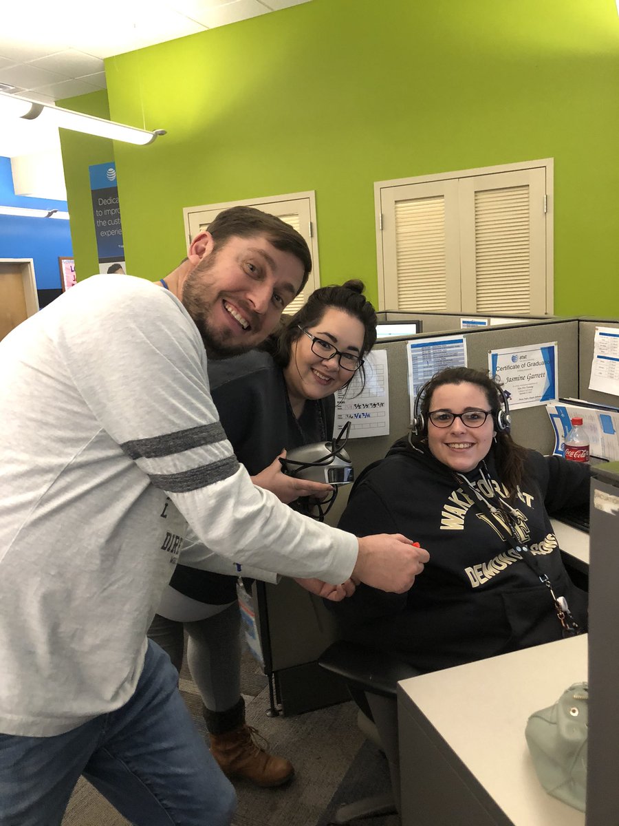 We had some awesome prizes today for sales!!!! <a href="/BartonTonyLeb/">Tony Barton</a> @hugh_salyers #att4life Part3