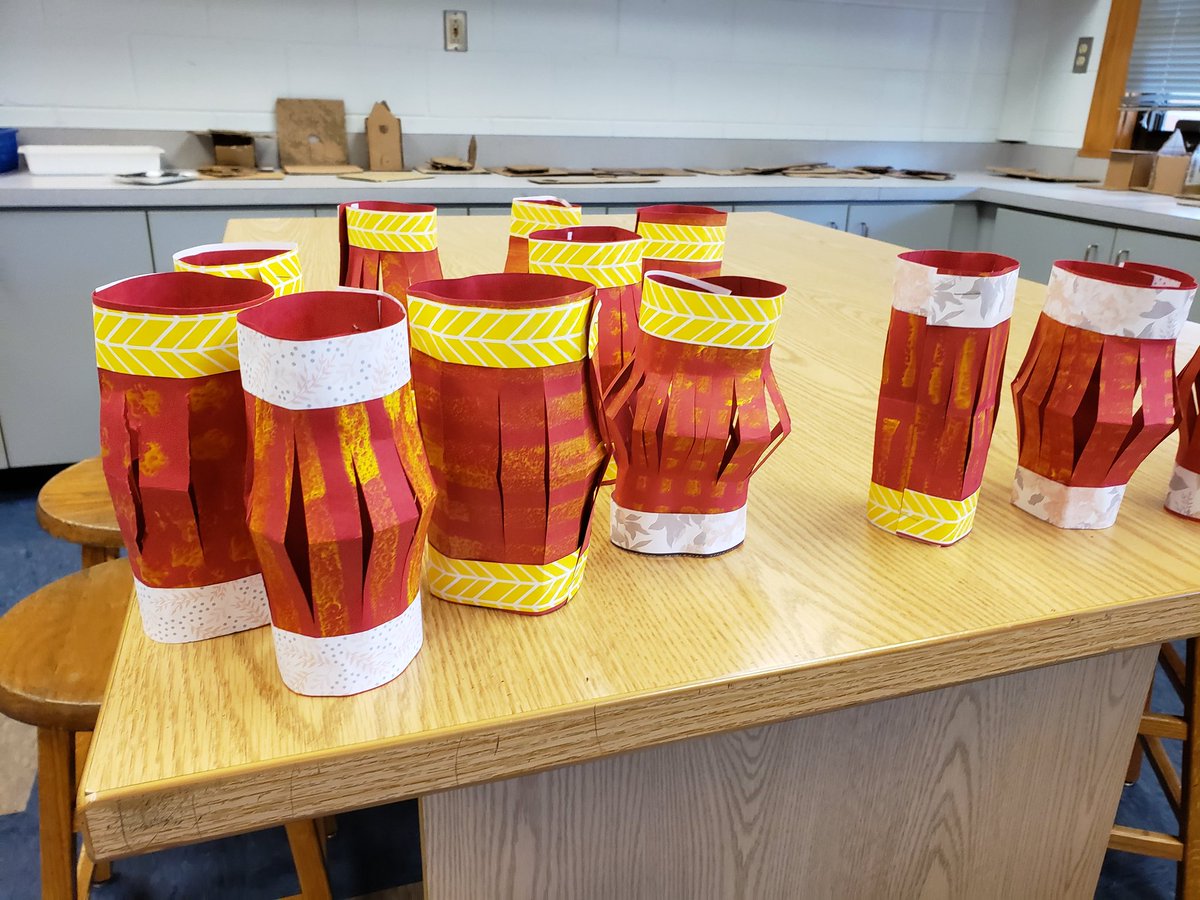 thabmg60art's tweet photo. The paper lanterns that Kindergarten and 1st grade have been working on for the Lunar New Year are coming out fantastic!! They had a blast making these and learning a little bit of Chinese along the way!! 太好了! #ccpsuccess #art #elementary @LelyLionsRoar https://t.co/K7sx2dczqd