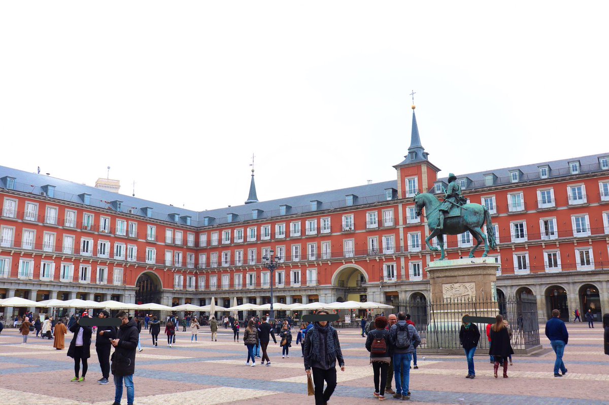 らかち マヨール広場 Plaza Mayor 旧市街の中心にある大きな広場 はっきりした色の壁とアーチが印象的だった レストランやカフェのテラス席も多く 大勢の人で賑わっていた らかち マヨール広場 Plaza Mayor 旧市街の中心にある大きな広場 はっきりした色の壁とアーチが印象的だった レストランやカフェのテラス席も多く 大勢の人で賑わっていた