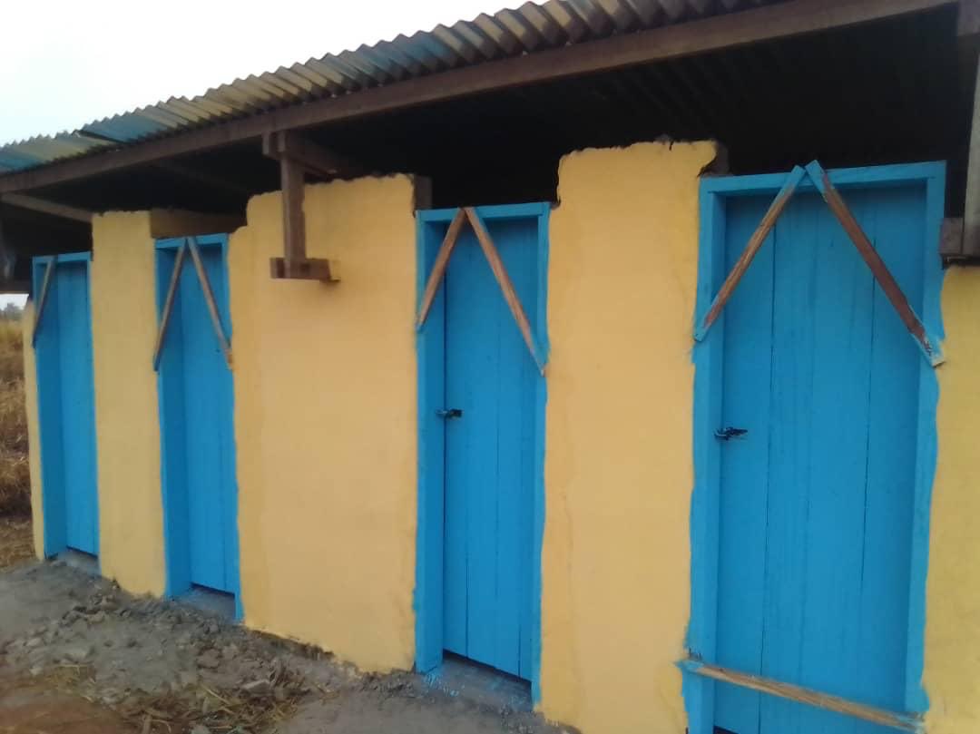 EmeraudeNadia's tweet photo. 12 Février 2020, nous sommes allés à Eseka où nous avons inauguré les sanitaires. 

L’idée d’#EducationFirst est aussi de permettre aux élèves de se sentir bien dans le milieu scolaire.

Avant/Après.

J’ai eu l’honneur d’avoir une plaque avec mon nom. 

Merci encore à vous ! ❤️ https://t.co/IOz2T8Opbn