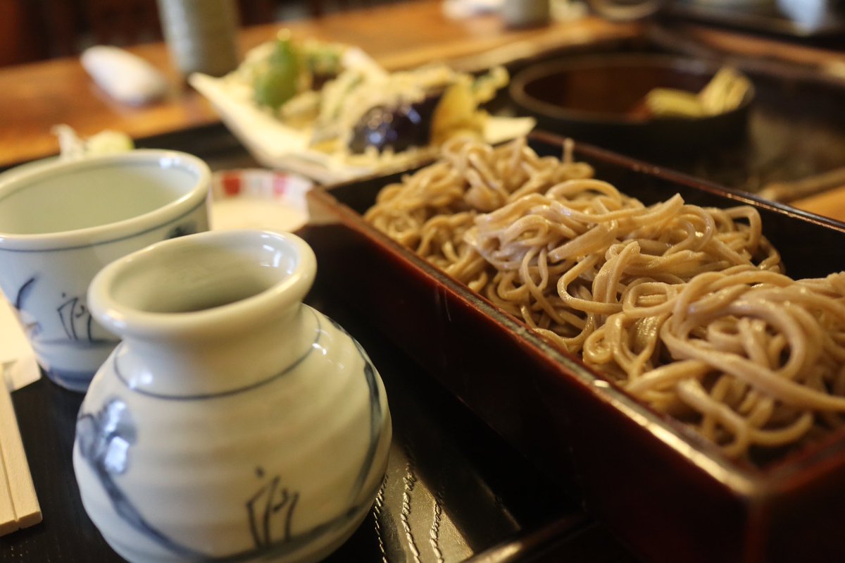 cathotels's tweet photo. 新潟愛シリーズ⑥
長岡栃尾ランチ
そば処　六四篭
定休日　月曜日
ランチ　11:00~14:00
ディナー17:00~20:00
長岡市天下島1-3-11
0258-53-5481

雪の降る寒い日は蕎麦が
美味しい…
蕎麦をしめるお水が冷たいと
喉越しがいい…

手の凍る冷たさと
引換に…お客様の笑顔…

いい仕事だなぁ〜 https://t.co/BhlRLDn3oy
