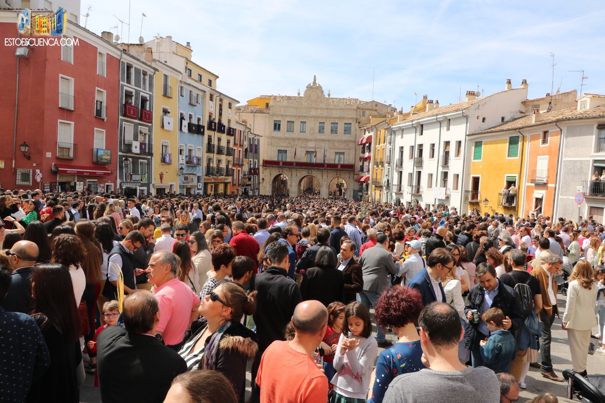 La #Plaza Mayor de #Cuenca llena de gente en una soleada mañana de Domingo de Ramos.
¡Venir a Cuenca en #SemanaSanta es otra historia!
¡Ven a comprobarlo!