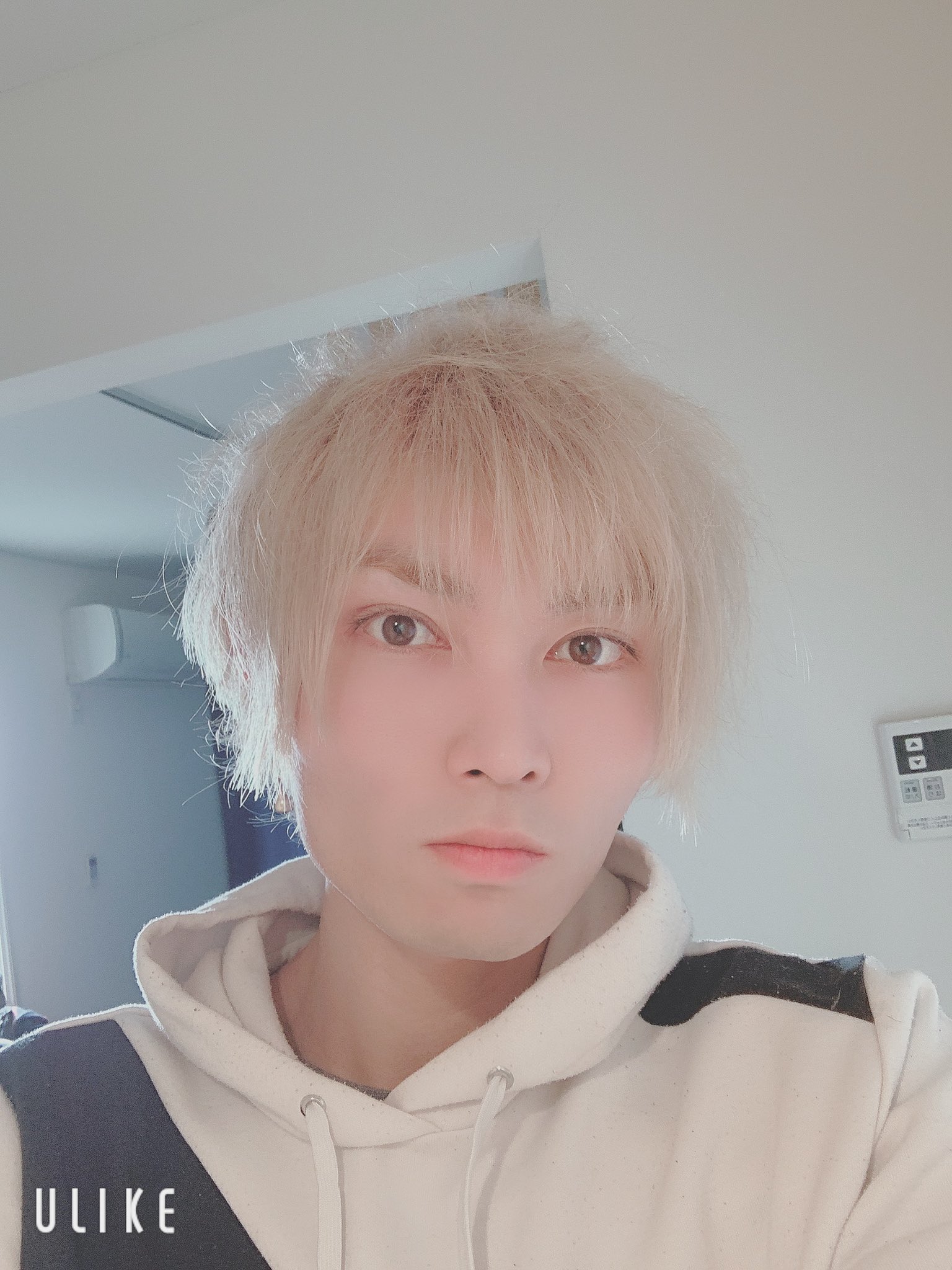 吾妻翔太 髪切ったー 良い感じになったから写真あげてみた笑 なんか髪型ダンガンロンパの渚君みたいじゃない 笑 髪切った 髪型 可愛い系 ダンガンロンパ 渚君 白髪 俳優 社長 Youtuber 配信者 アイドルプロデュース 株式会社ing 渋谷 酒場