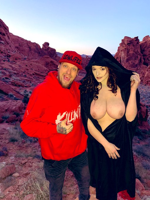 Had a amazing shoot with @NikkiEliot_     And when girls get cold you offer them your Cult robe like<a class="tags" href="/tag/nikkieliot_">@nikkieliot_</a>