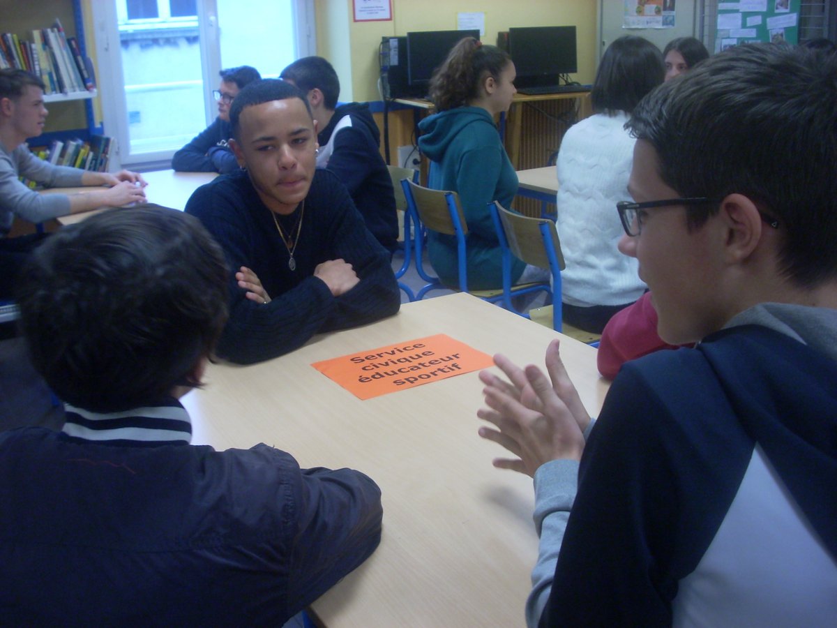FougeresJA's tweet photo. Rencontre SDM
Des anciens élèves ayant bénéficié du dispositif SDM (Soutien et Découverte des Métiers) dans leur scolarité sont venus témoigner le vendredi 24 janvier auprès de nos élèves de 3ème. https://t.co/60TsoOe8Wd